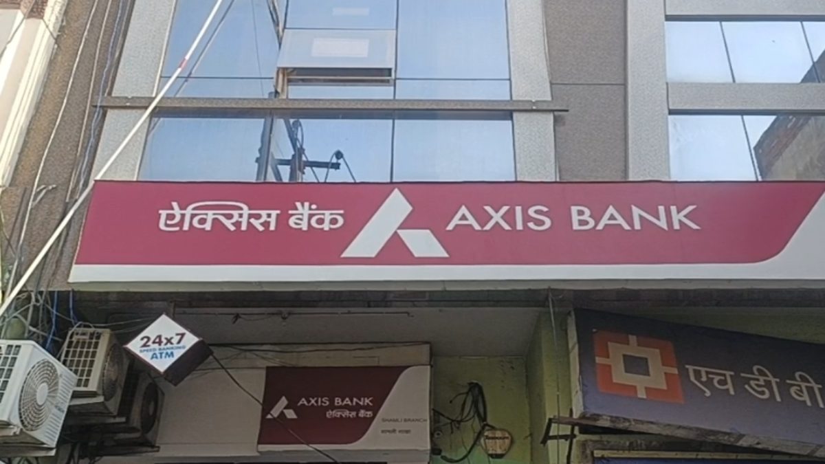 UP में बदमाश बेखौफ : कर्ज चुकाना है बोलकर बैंक में घुसा, तमंचे की नोक पर लूट लिए 40 लाख, देखें Video