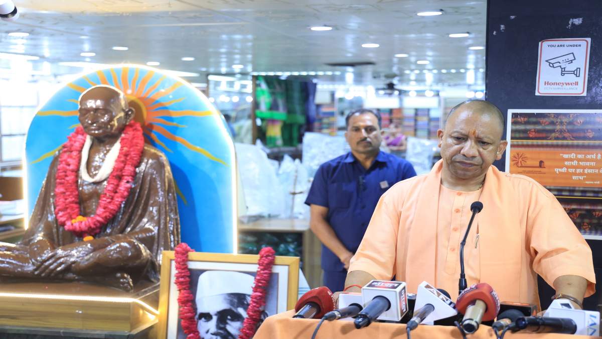 CM योगी ने महात्मा गांधी को दी पुष्पांजलि, आश्रम में चलाया चरखा, झाड़ू लगाकर दिया स्वच्छता का संदेश