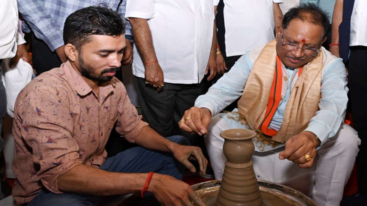 मुख्यमंत्री साय ने चाक पर दिखाई अपनी कलाकारी, हाथों से बनाई मिट्टी की कटोरी