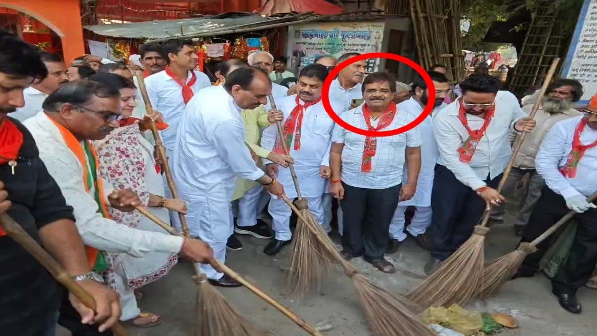 पुलिस और कार्यकर्ताओं से घिरे भाजपा नेता की दिनदहाड़े कट गई जेब, इधर कचरा साफ कर रहे थे ‘माननीय’, उधर पॉकेटमार ने गायब कर दिया पर्स