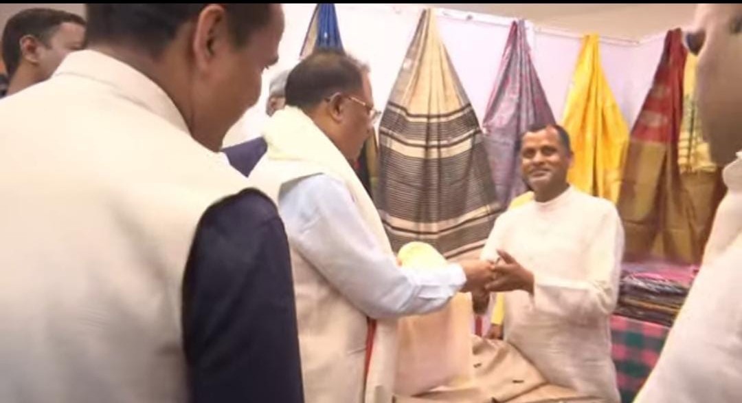 VIDEO :….जब प्रदर्शनी मेले में मुख्यमंत्री साय ने पत्नी के लिए खरीदी कोसा की साड़ी