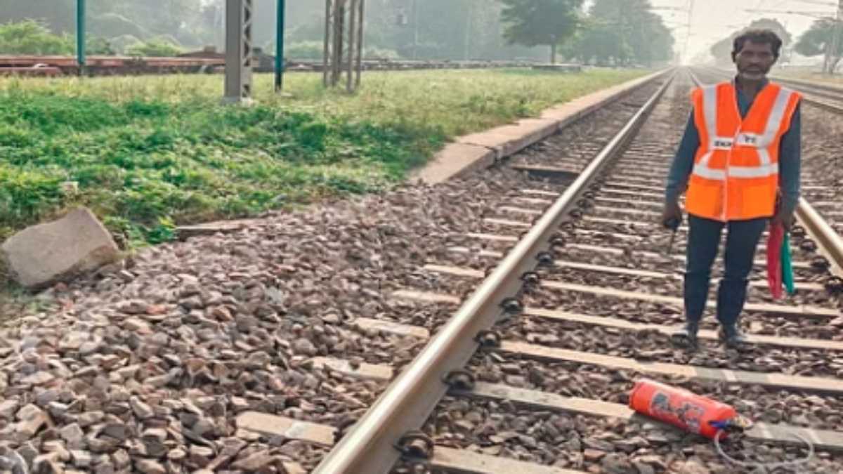 रेलवे ट्रैक पर मिला फायर सिलेंडर, मचा हड़कंप, जांच में जुटी GRP और RPF