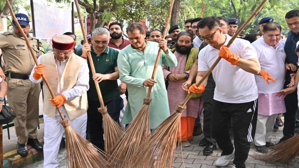 शहीद स्मारक पहुंचे केंद्रीय मंत्री किरेन रिजिजू, झाड़ू लगाकर दिया स्वच्छता का संदेश