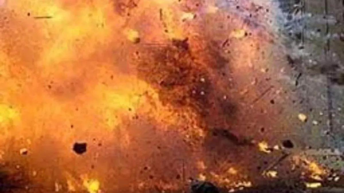 धमाके की गूंज और बिछ गई लाशेंः पटाखा फैक्ट्री में जोरदार धमाका, 3 लोगों की मौत, 5 गंभीर घायल, मलबे में जिंदगी की तलाश जारी