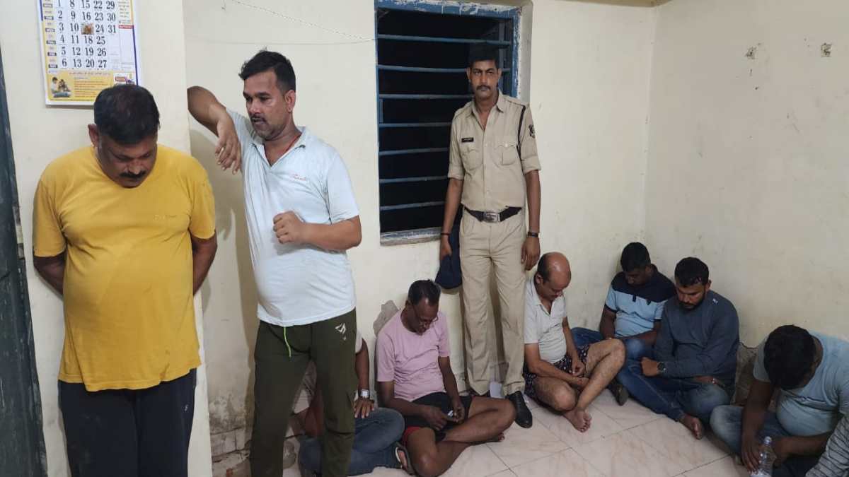जुए की महफिल पर पुलिस ने मारा छापा, पार्षद और पत्रकार सहित 16 जुआरी गिरफ्तार, लाखों की नगदी जब्त