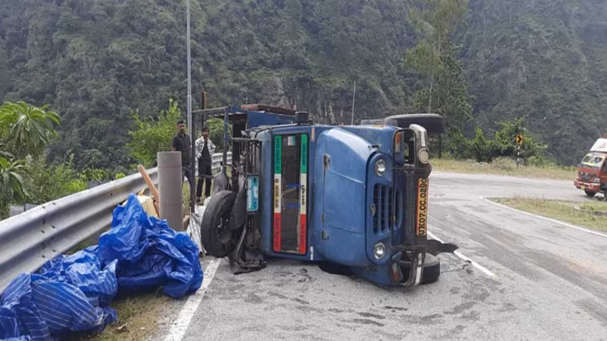 बाल-बाल बची 2 जिंदगीः गंगोत्री हाइवे पर एक लोडर पलटा, जानिए कब और कैसे हुआ हादसा