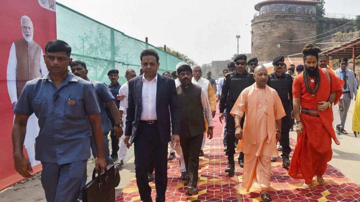 Maha Kumbh 2025 : तैयारियों का जायजा लेने पहुंच सीएम योगी, अखाड़ा परिषद की बैठक में संतों ने रखी ये मांग