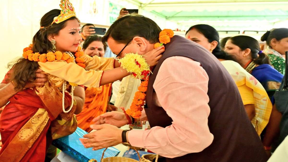 ‘शक्ति को सम्मान’: जब सीएम ने लिया ‘देवी’ से आशीर्वाद, महिलाओं संग बैठ बनाए दीये