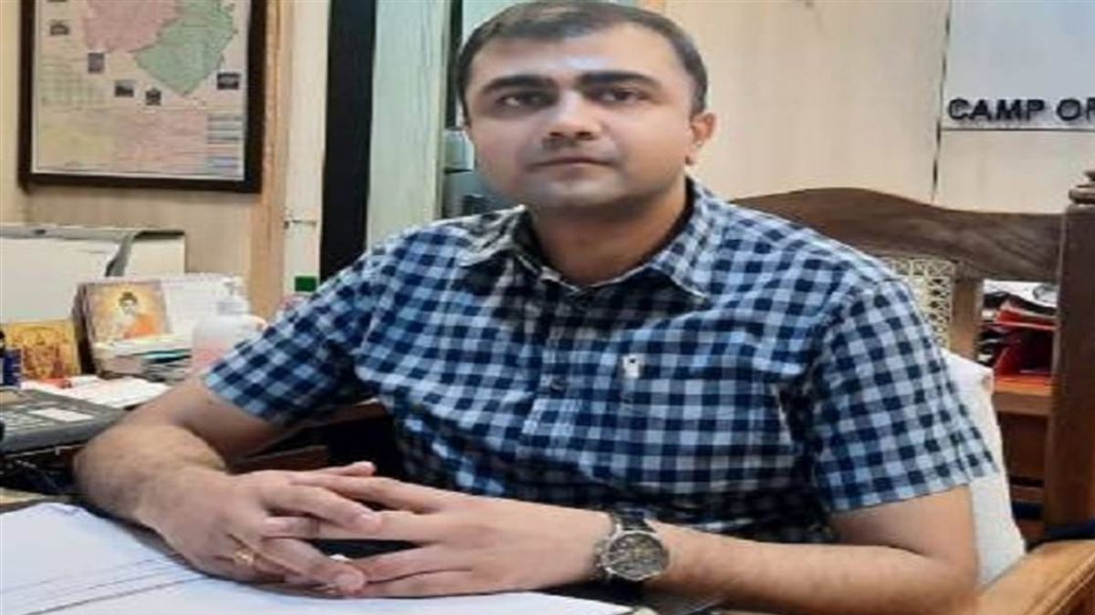 फंस गए पूर्व DM साहब! डिफेंस कॉरिडोर की जमीन मामले मुआवजे के गबन का आरोप, तहसीलदार और कानूनगो की भी संलिप्तता