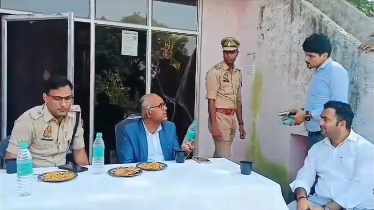 थाने पहुंचे थे कलेक्टर-एसपी, पुलिसकर्मियों ने Bisleri की जगह दे दिया Billseri, डीएम ने चलवा दिया बुलडोजर