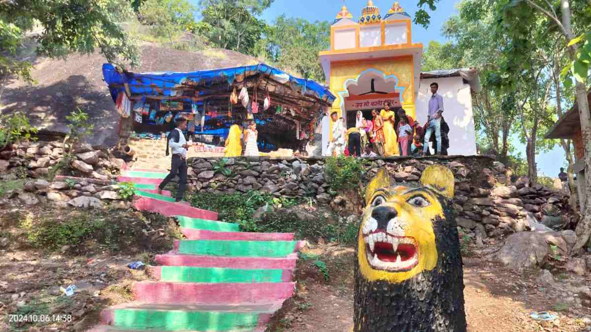 नवरात्रि विशेष : बूढी स्वरुप में दो चट्टानों के बीच स्थित है मां धुंधी दाई का मंदिर, संतान प्राप्ति सहित सभी मन्नतें होती हैं पूरी …