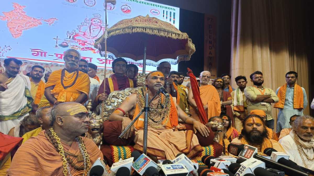शंकराचार्य स्वामी अविमुक्तेश्वरानंद का बड़ा बयान, बोले- गांधी राष्ट्रपिता नहीं हो सकते… गौ-माता को राष्ट्र माता घोषित करने की मांग