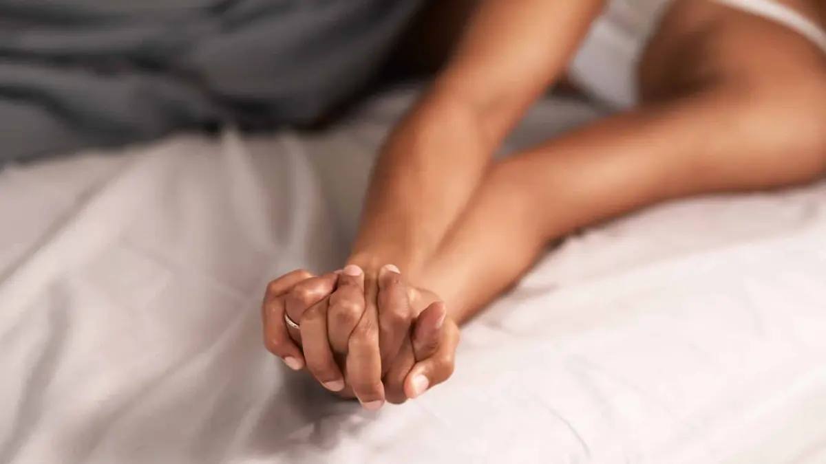 अंधेरे में कांड हो गया…पड़ोसी को पति समझकर पत्नी ने बना लिए शारीरिक संबंध, पूरा मामला जानकर नहीं होगा यकीन