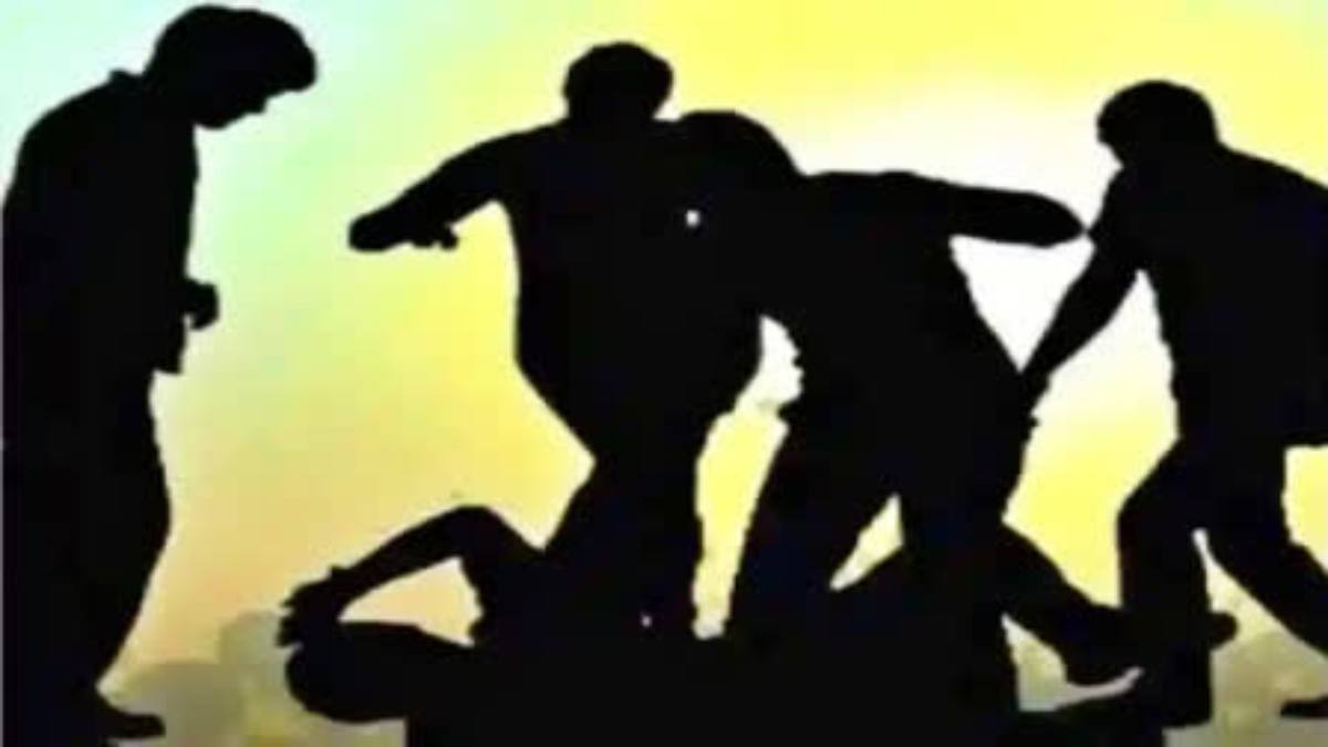 UP में ‘नाकाम सिस्टम’, बेलगाम गुंडे! मंदिर से लौट रही लड़की के साथ छेड़छाड़, भाई ने विरोध किया तो दबंगों ने रोक दी सांसें