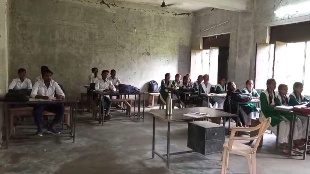 जर्जर बिल्डिंग और शिक्षकों की कमी खोल रही सरकार की पोल, शासन की शिक्षा व्यवस्था को दिखा रही आइना