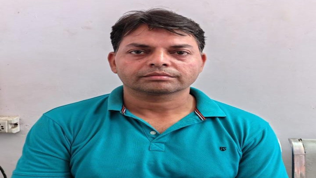 बीवी के आबकारी निरीक्षक होने का फायदा उठाता रहा सिपाही, ठेका निरस्त कराने का धौंस दिखाकर ले रहा था  पैसे, रंगे हाथ पकड़ाया