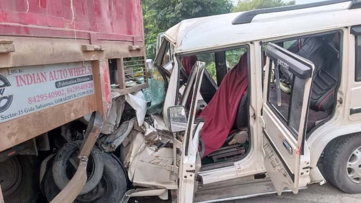 ‘मौत का आखिरी सफर’: खड़े ट्रेलर से जा भिड़ी बोलेरो, 2 की गई जान, 3 लड़ रहे जिंदगी और मौत की जंग, ड्राइवर की ये गलती पड़ी भारी…