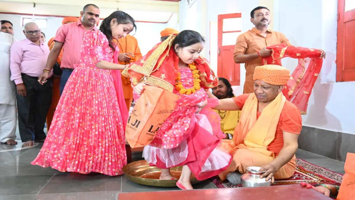 सीएम योगी ने कुंवारी कन्याओं के पांव पखारकर विधि विधान से किया पूजन, चुनरी ओढाकर कराया भोजन