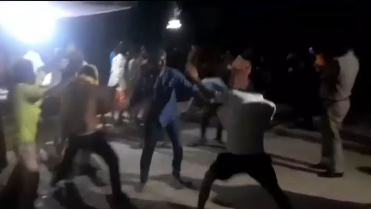 वाह रे यूपी पुलिस! थाने के अंदर ही भिड़ गए 2 पक्ष के लोग, जमकर बरसाए लात-घूंस, तमाशबीन बन VIDEO बना रहे थे कानून के रखवाले