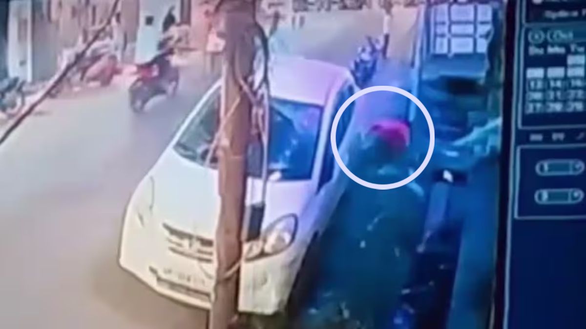 मौत का कोई ठिकाना नहींः सड़क पर चल रहा था युवक, तभी हुआ कुछ ऐसा कि चली गई जान, VIDEO वायरल