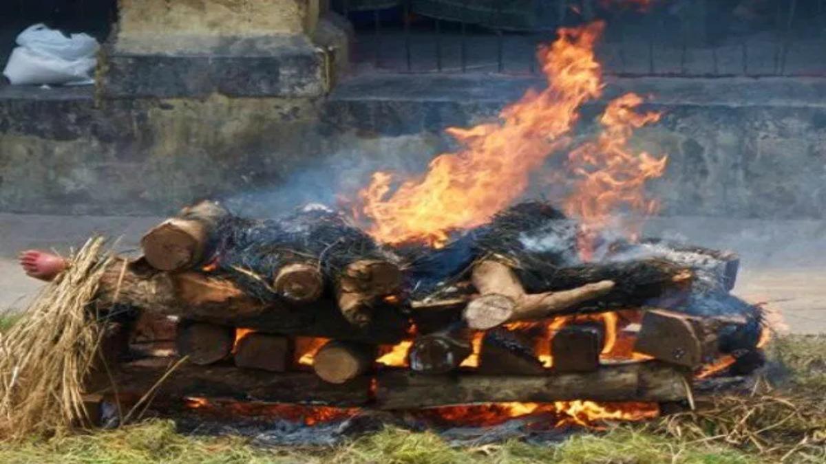 1 चिता और 2 लाशः बेटे की मौत के डेढ़ घंटे बाद पिता ने तोड़ा दम, सदमा बनी मौत की वजह, पूरा मामला जानकर दहल उठेगा दिल…