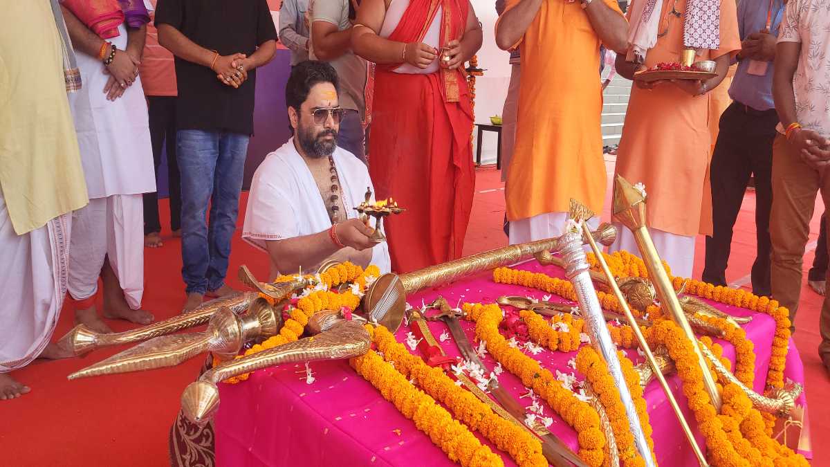 Dussehra 2024 : काशी विश्वनाथ मंदिर में पहली बार किया गया शस्त्र पूजन, बाबा के त्रिशूल, गदा, तलवार आदि की हुई पूजा