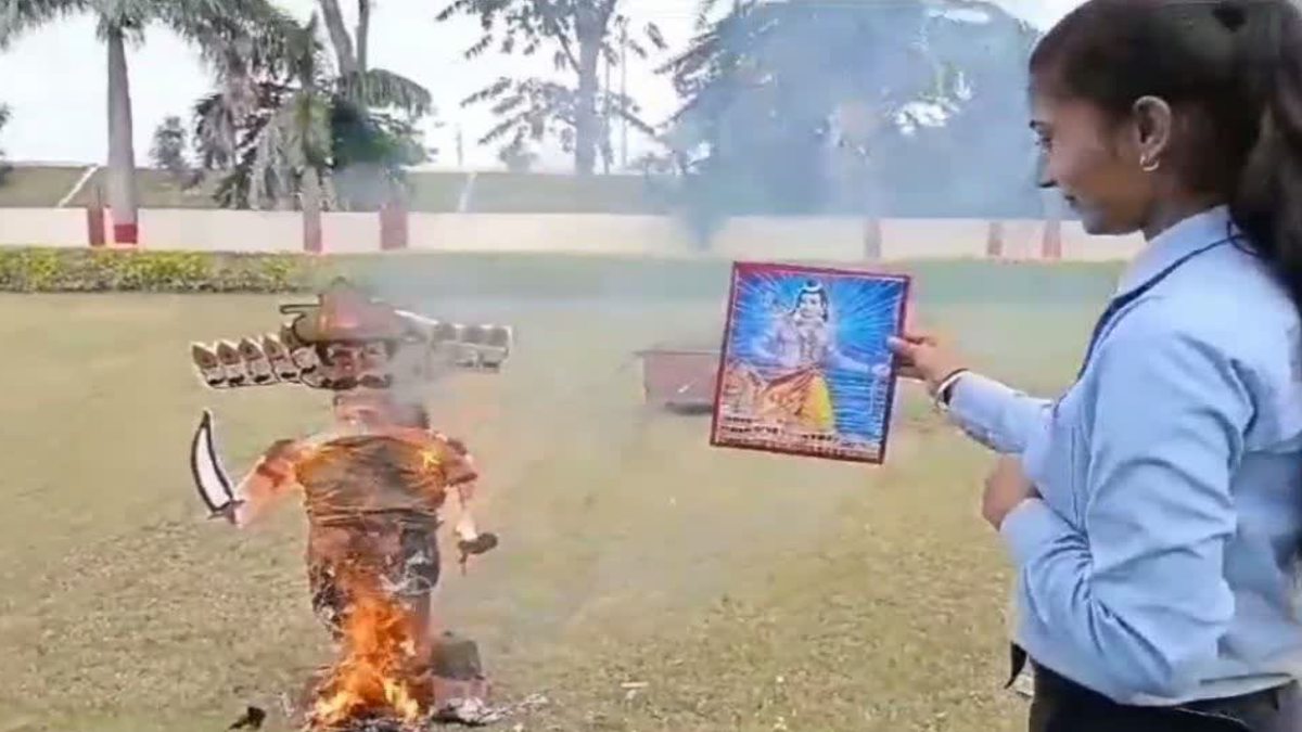 भगवान राम को देखते ही अपने आप जल गया रावण! ना धनुष ना बाण, प्रभु राम की तस्वीर ने कर दिया लंकेश का दहन