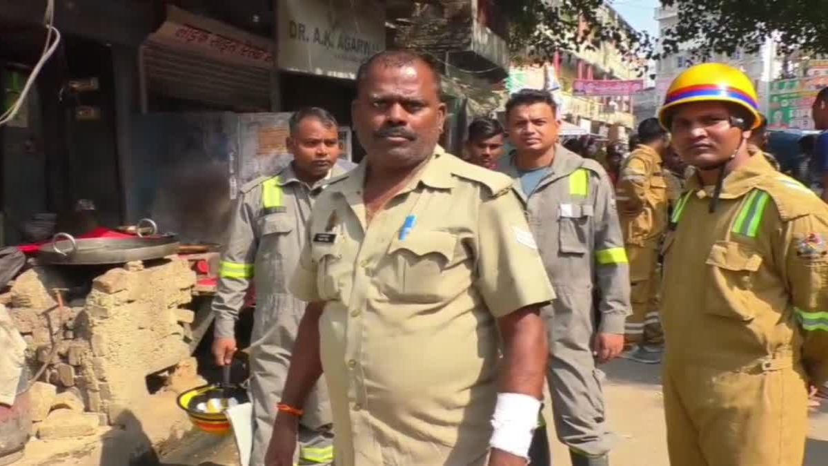 ‘घर खाली नहीं कराया तो चाकू मार लूंगा…’ भीड़ पर अचानक पत्थर फेंकने लगा शख्स, पुलिस पहुंची तो उन पर भी किया पथराव, कर्मी घायल