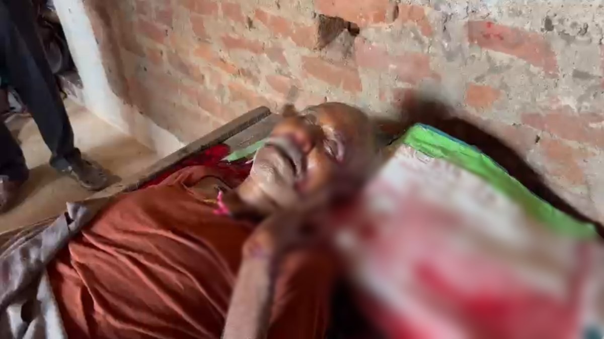 घर में सो रहे बुजुर्ग की निर्मम हत्या, इलाके में फैली सनसनी, एक संदिग्ध को हिरासत में