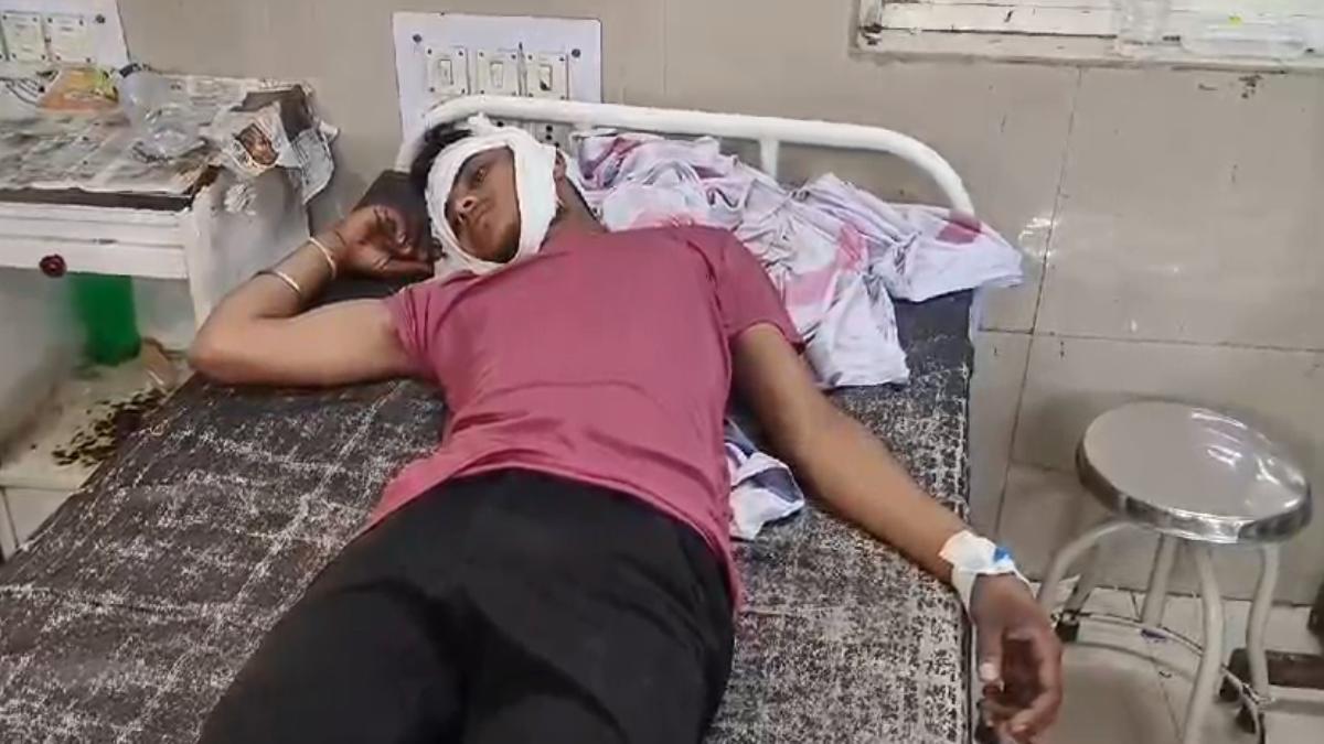 मंडी में ट्रैक्टर-ट्रॉली लगाने को लेकर विवाद: युवक पर लाठी-पत्थरों से हमला, अस्पताल में भर्ती