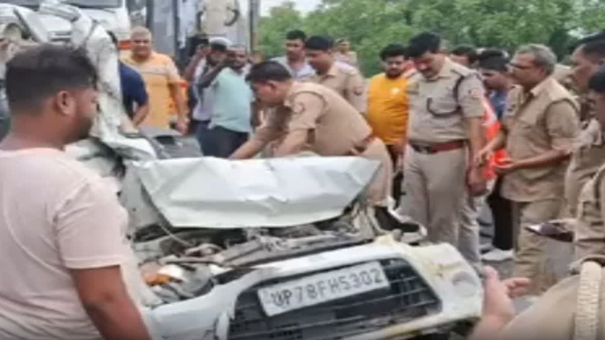 कानपुर में भीषण सड़क हादसा, ट्रक ने कार को मारी जोरदार ठोकर, 4 स्टूडेंट समेत 5 की मौत