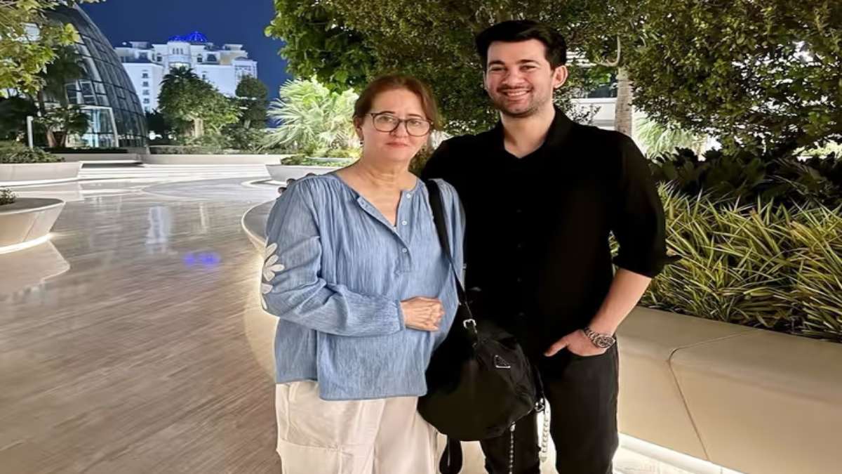 वेस्टर्न लुक में नजर आईं Sunny Deol की पत्नी Pooja Deol, बेटे ने फोटो शेयर कर लिखा प्यारा सा कैप्शन …