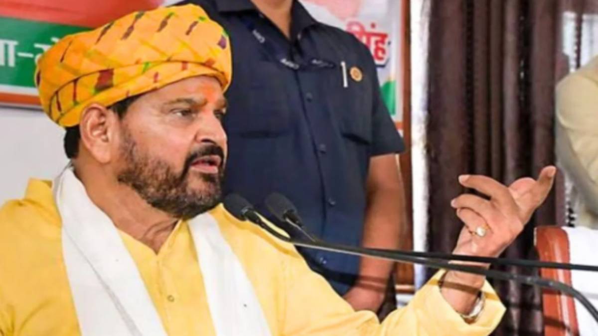 ‘मैं एक राज की बात बताता हूं’… मंच से पूर्व सांसद बृजभूषण शरण सिंह ने कही चौकाने वाली बात, देखें VIDEO