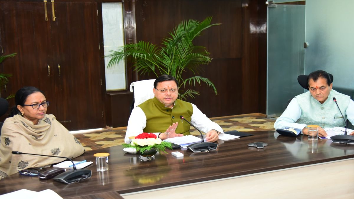 CM पुष्कर सिंह धामी ने सभी विभागों के अधिकारियों के साथ की महत्वपूर्ण बैठक, राजस्व वृद्धि नए तरीके और रणनीति अपनाने के दिए निर्देश