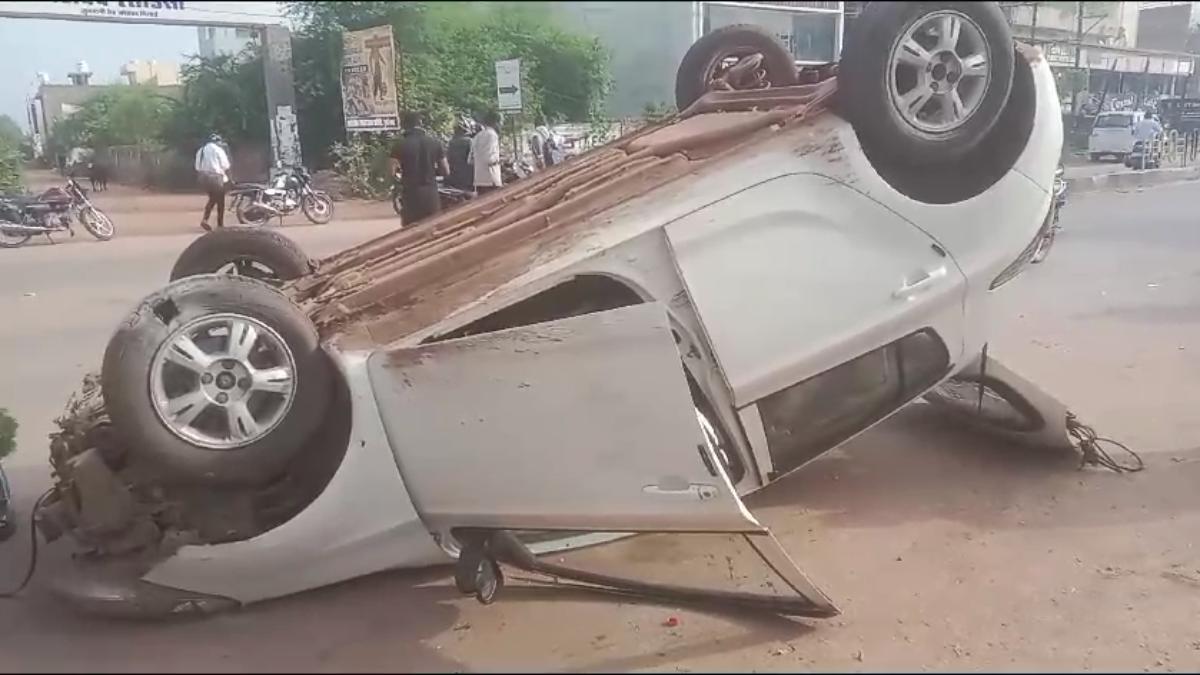 नशे में धुत युवक की कार ने खोया संतुलन, डिवाइडर से टकराते ही 10 फीट हवे में उड़ती हुई कार पलटी