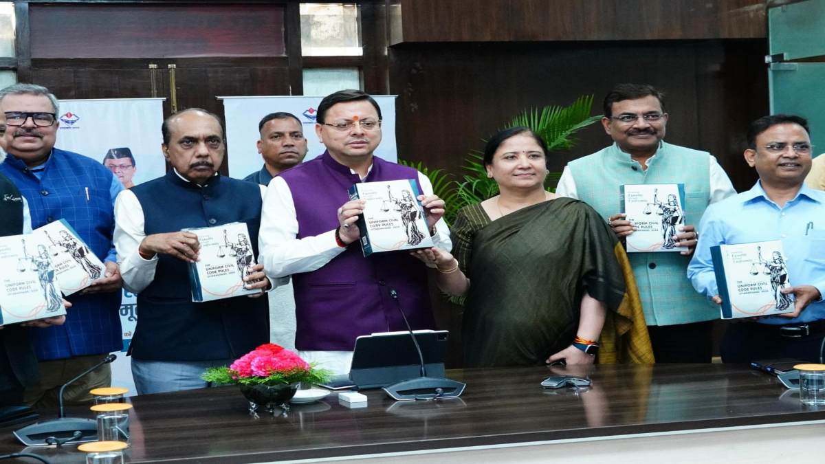 UCC : समिति ने सीएम धामी को सौंपा नियमावली का ड्राफ्ट, लागू करने के लिए होगा विशेषज्ञों की कमेटी का गठन