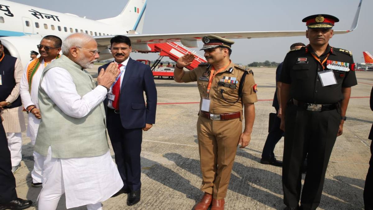 पीएम मोदी पहुंचे वाराणसी, बाबतपुर एयरपोर्ट पर किया गया स्वागत, कार्यकर्ताओं में जोश