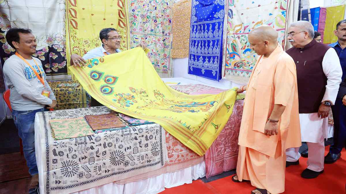 Silk Expo 2024 : बनारसी साड़ियों की मांग बढ़ी, अब बस्ती, गोरखपुर और देवीपाटन सहित कई मंडलों में बढ़ेगा रेशम उत्पादन