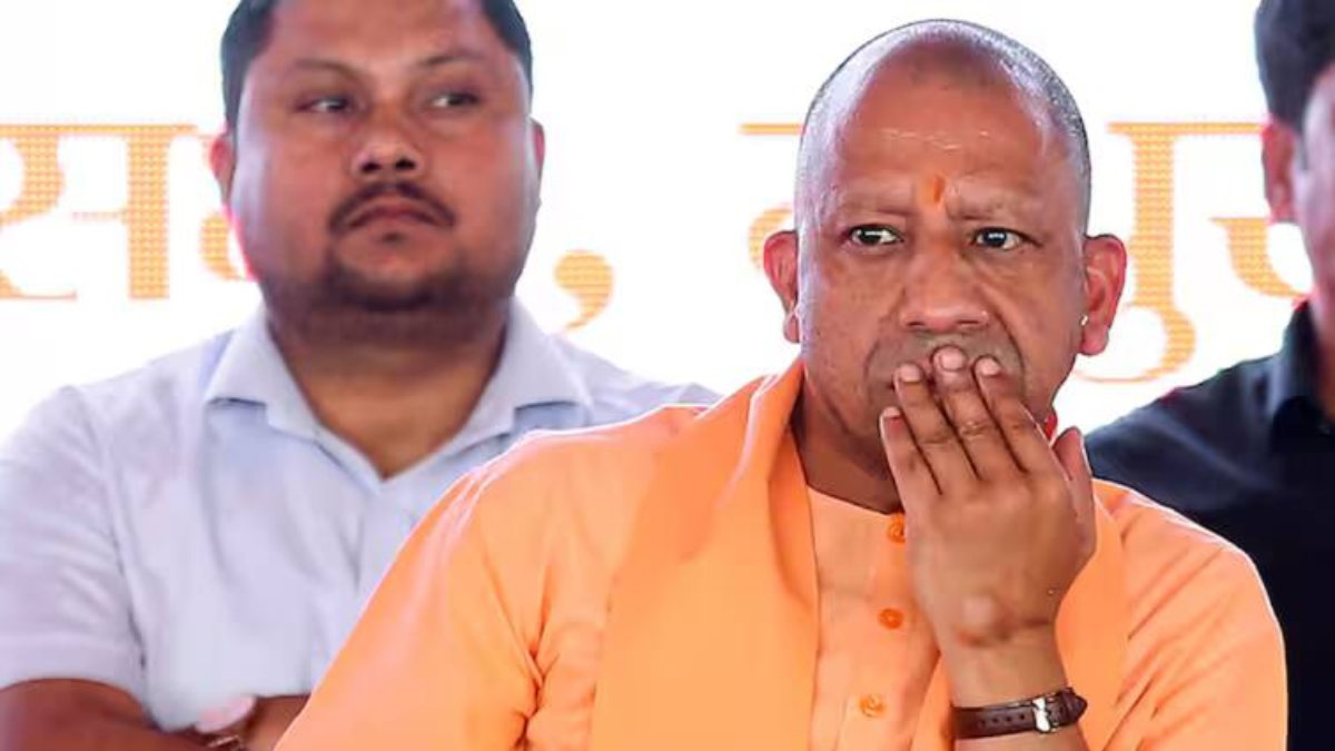 योगी जी…UP में ऐसा कब तक चलेगा? केवल कागजों में मिल रही बेटियों को सुरक्षा, खोखले हैं सारे दावे, मनचले ने भरे बाजार में लड़की की…