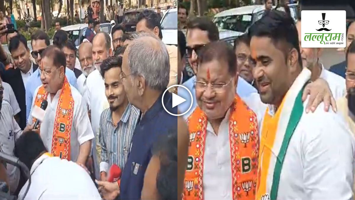 रायपुर दक्षिण उपचुनाव: कांग्रेस प्रत्याशी आकाश शर्मा ने BJP प्रत्याशी सुनील सोनी और सांसद बृजमोहन अग्रवाल का पैर छूकर लिया आशीर्वाद, कहा- ‘बड़े काम की शुरुआत से पहले बड़ों का आशीर्वाद माना जाता है शुभ’
