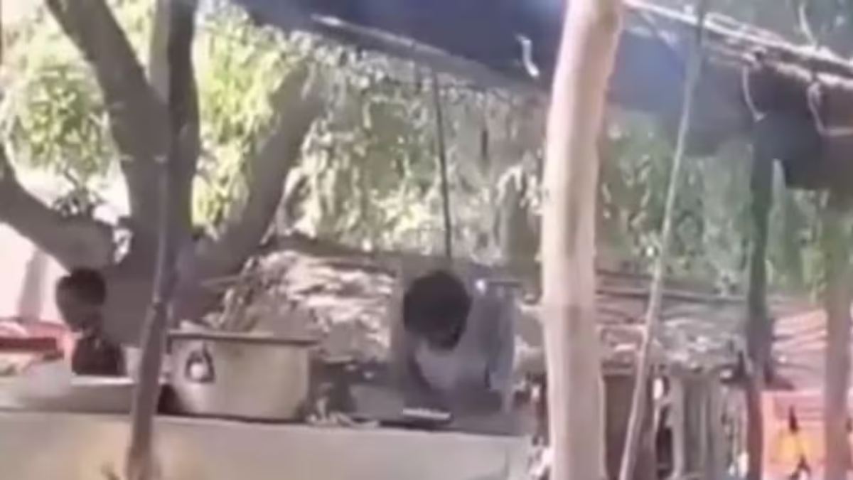 कितना घिनौना है ये! रोटी में थूकता दिखा युवक, देखें घटिया करतूत का VIDEO