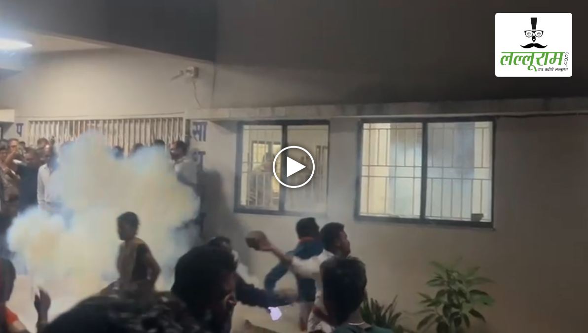 CG BREAKING: NHM कर्मी की हिरासत में मौत के बाद मचा बवाल, भीड़ ने थाने में किया पथराव, पुलिस की गाड़ियों में की तोड़फोड़, मौके पर भारी पुलिस बल तैनात, देखें VIDEO