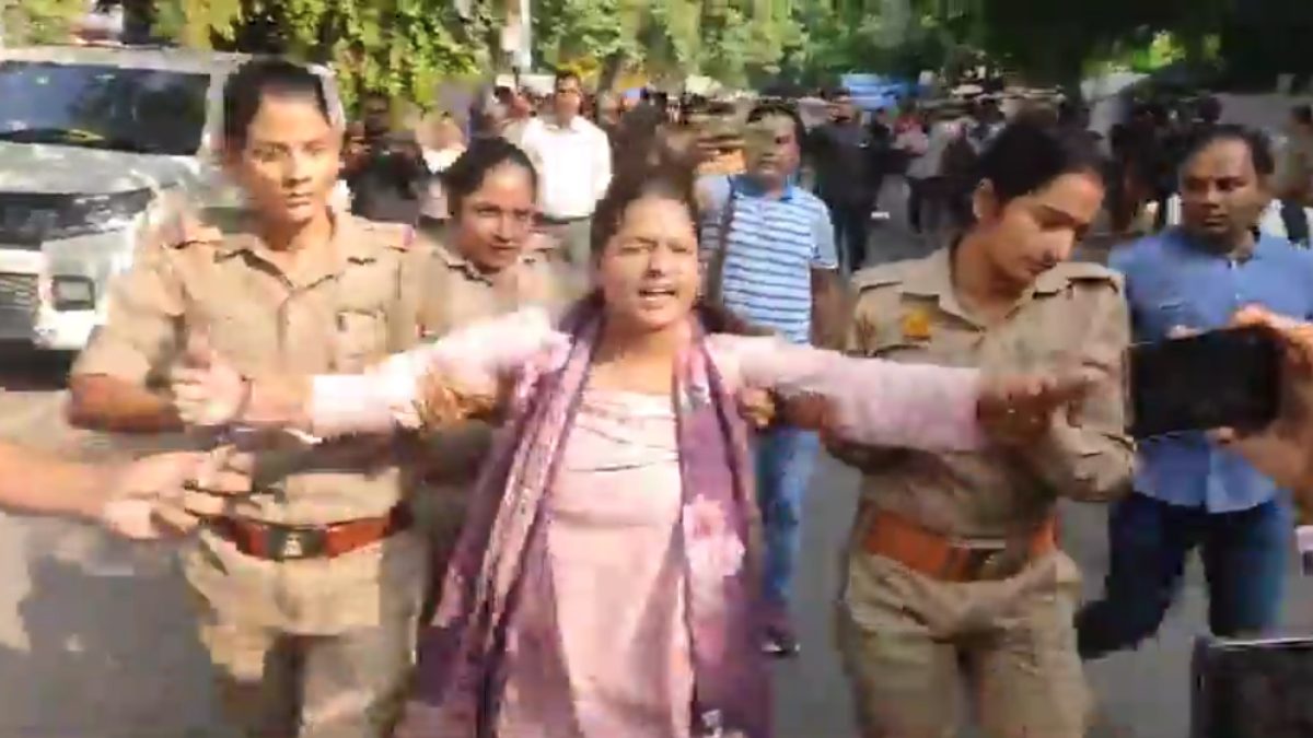 यूपी में गुंडाराज है! मोहित पांडेय मौत मामले में परिजनों ने किया प्रदर्शन, बहन बोली- जेल भेजने की धमकी दे रही पुलिस, यही लोकतंत्र है उत्तर प्रदेश में…