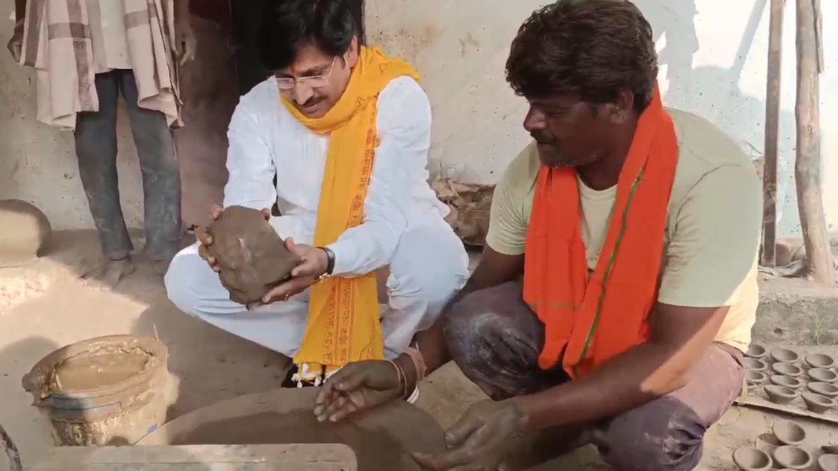 सांसद का अनोखा अंदाज: कुम्हारों के बीच पहुंचकर बनाए दीये, देखें VIDEO