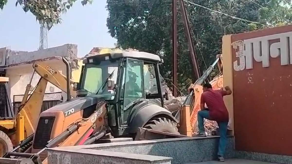 थाने की जमीन पर दबंगों ने बना दी दुकान: सालों तक नहीं मिल सका न्याय, अब अतिक्रमण पर पुलिस की मौजूदगी में चला बुलडोजर