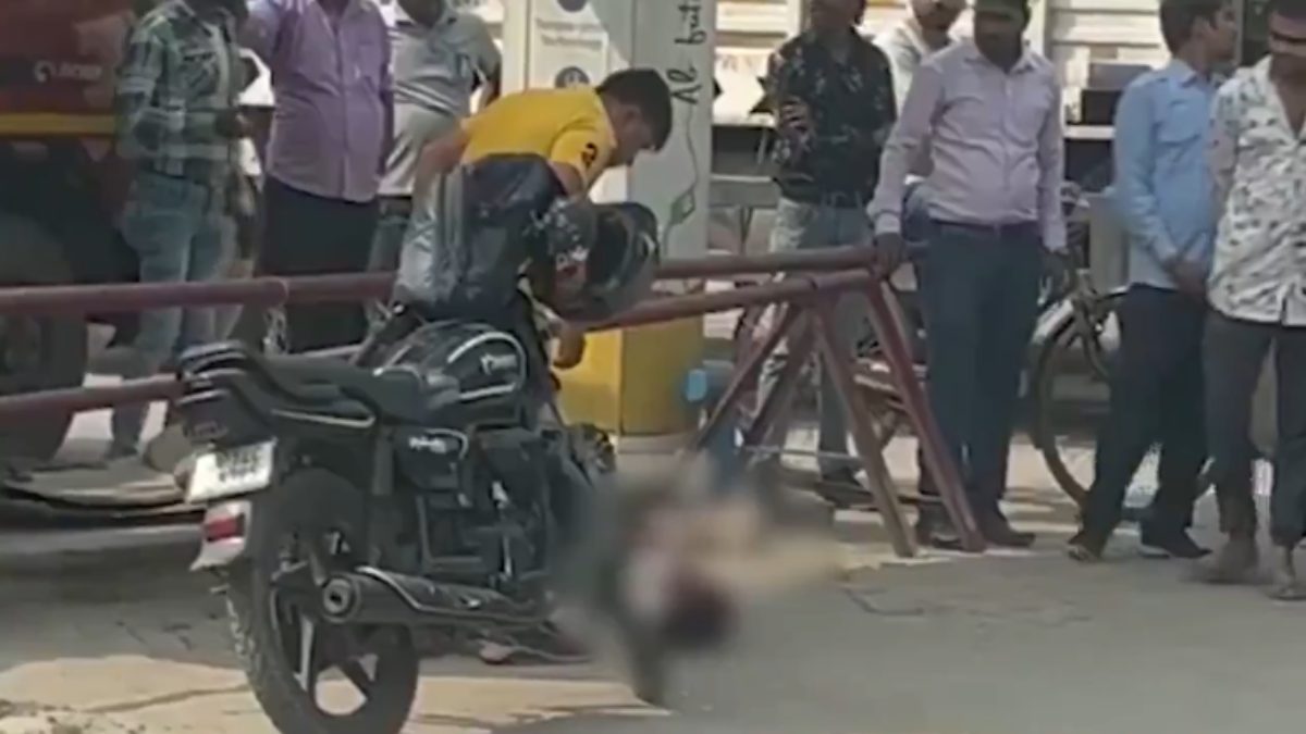 BF-GF और ‘वो’ की एंट्री पर बवालः रोड पर लिटाकर प्यार की पिटाई, जमकर बरसाए लात-घूंसे, देखें दरिंदगी का VIDEO