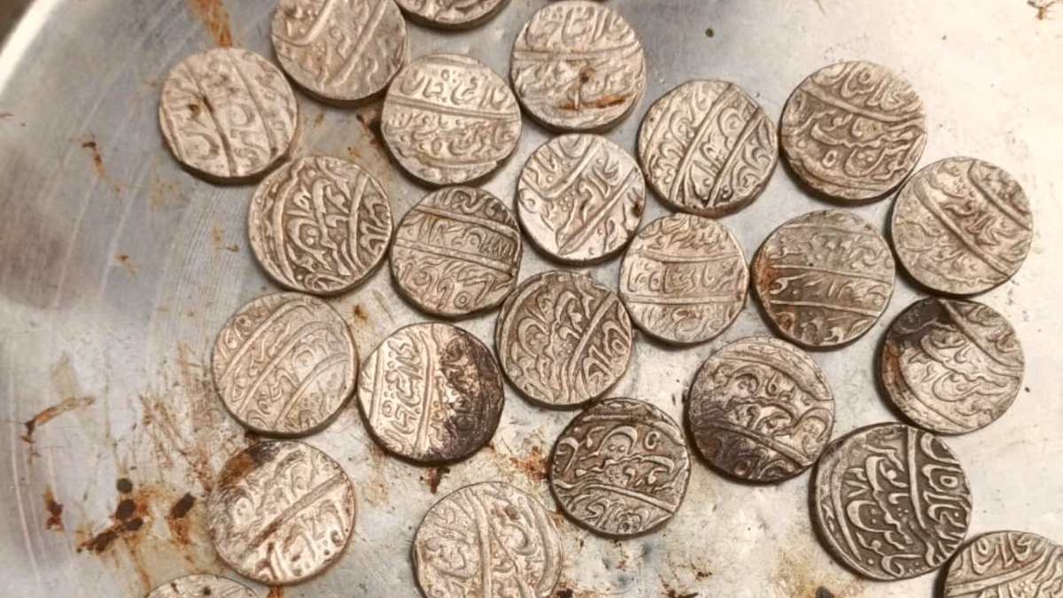खेत, खुदाई और खजानाः चांदी के सिक्कों से भरा मिला गुल्लक, मोहम्मद शाह और शाहजहां के लिखे हैं नाम, फिर…
