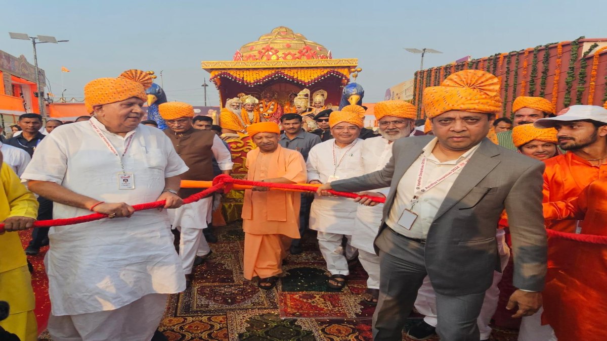 रामनगरी में दीपोत्सव की धूमः CM योगी ने अपने मंत्रियों के साथ खींचा प्रभु श्रीराम का रथ, कही ये बात…