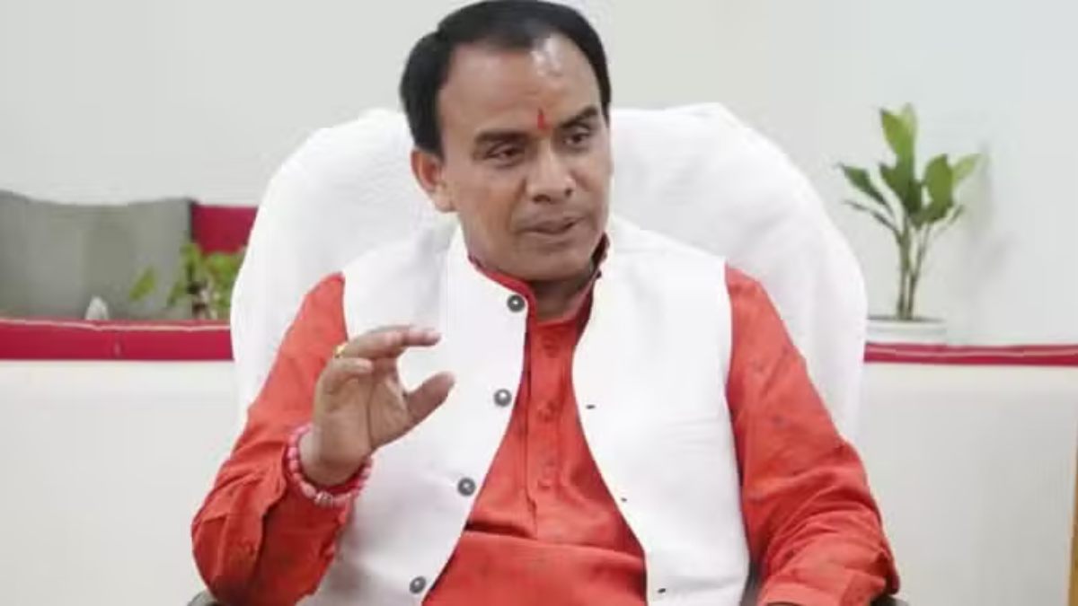 लंबे समय से एब्सेंट चल रहे टीचर और डॉक्टरों पर चला मंत्री धन सिंह रावत का हंटर, सेवा समाप्ति के दिए निर्देश