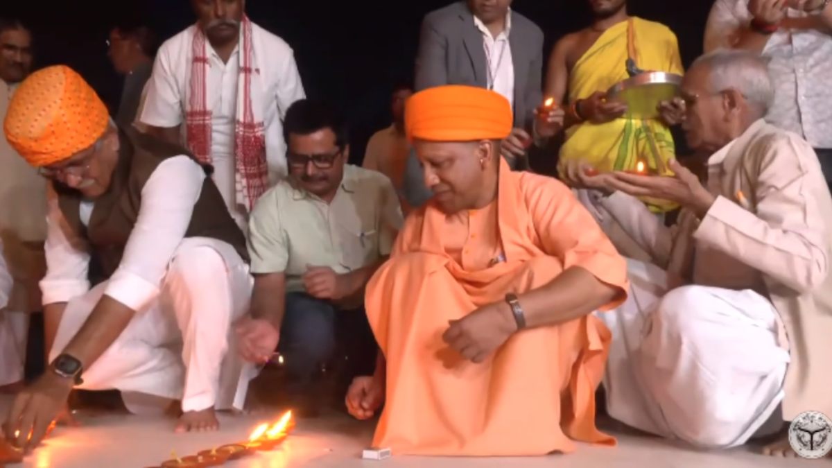 दीयों की रोशनी से जगमगा उठी अयोध्या नगरी: CM योगी ने जलाए श्रद्धा के दीये, कहा- महाआरती का भी बनेगा रिकॉर्ड